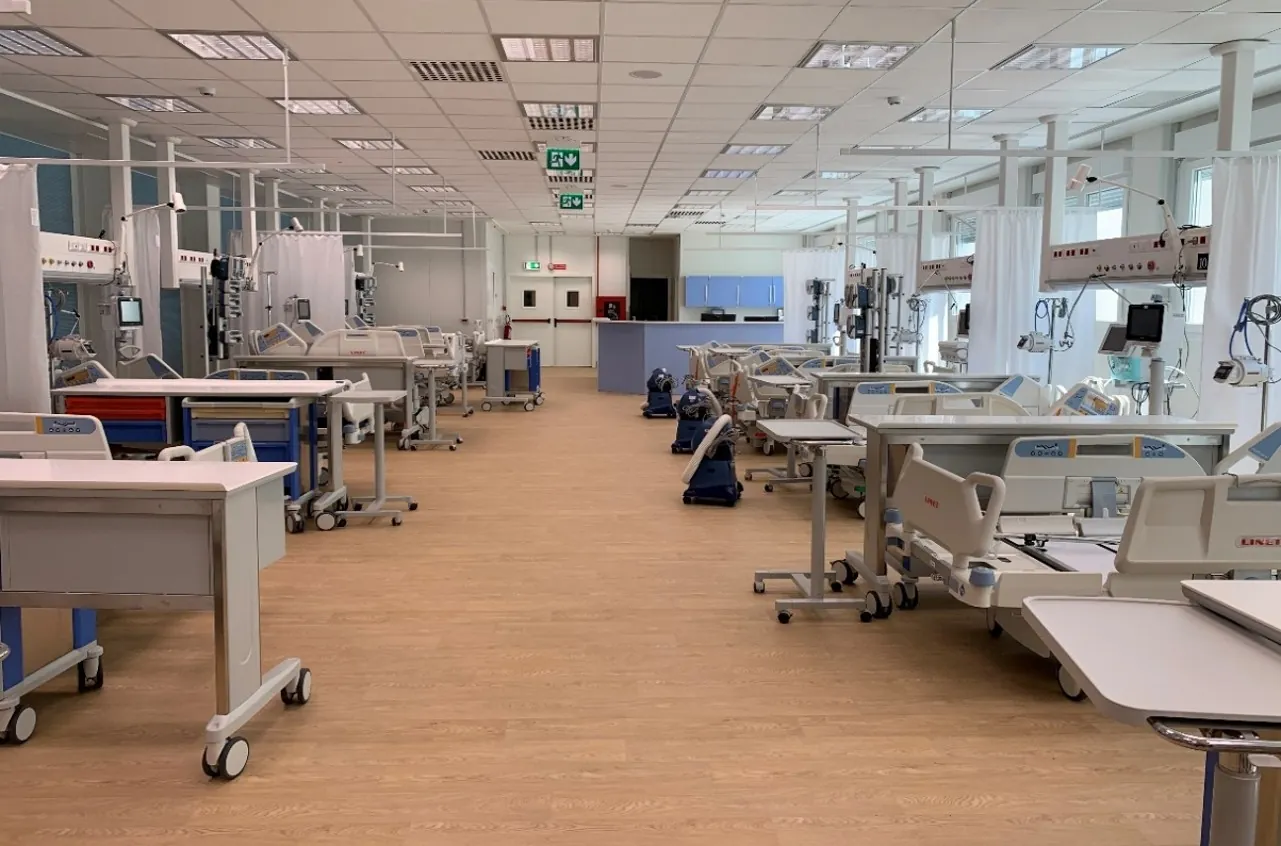 Reparto ospedaliero in struttura modulare con letti di degenza e monitor per terapia intensiva