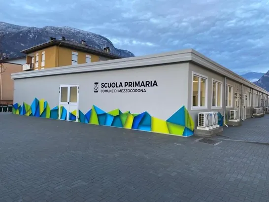 Scuola primaria modulare del Comune di Mezzocorona con decorazione geometrica colorata