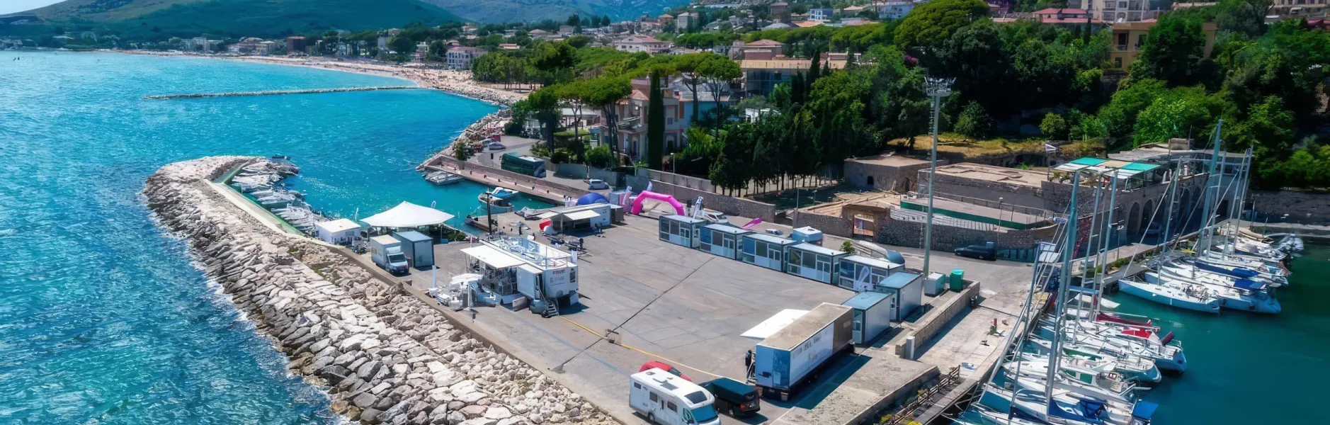 Vista dall'alto di container per eventi