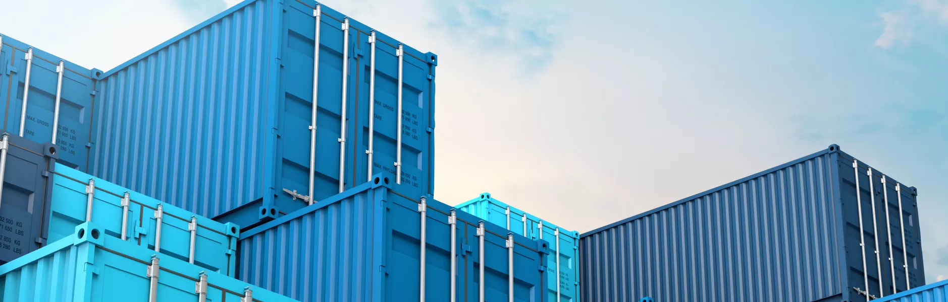 Container marittimi blu impilati visti dal basso
