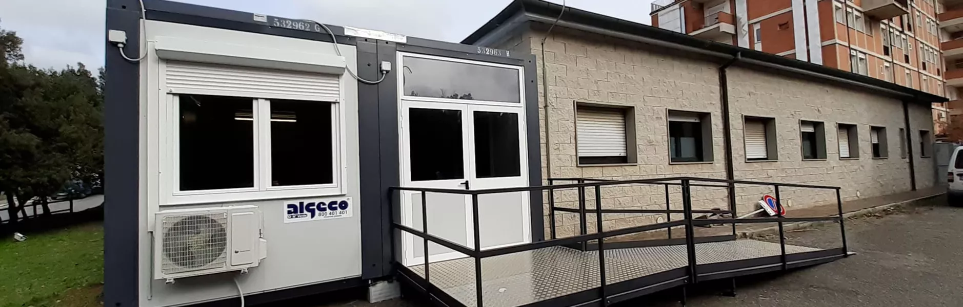 Modulo prefabbricato con rampa e pedana di accesso esterna