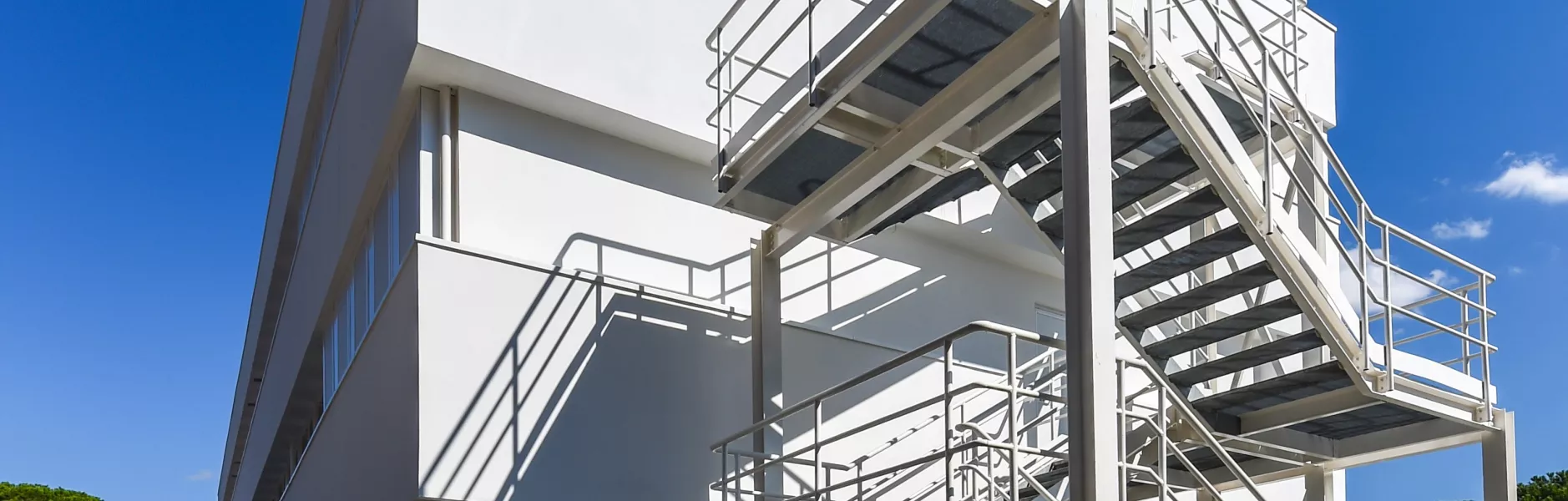 Edificio modulare a due piani con scala metallica esterna