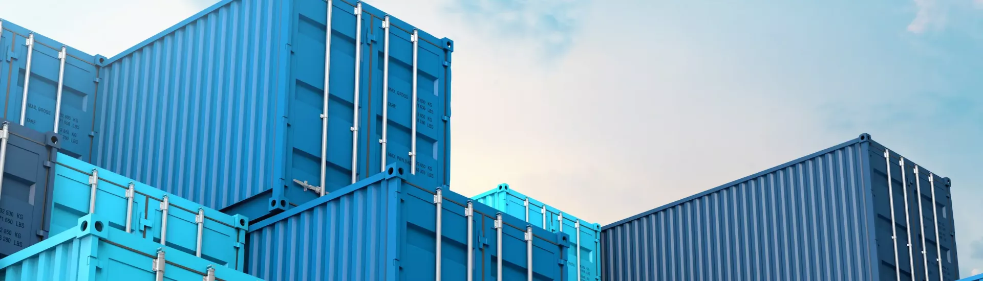 Container marittimi blu impilati contro il cielo