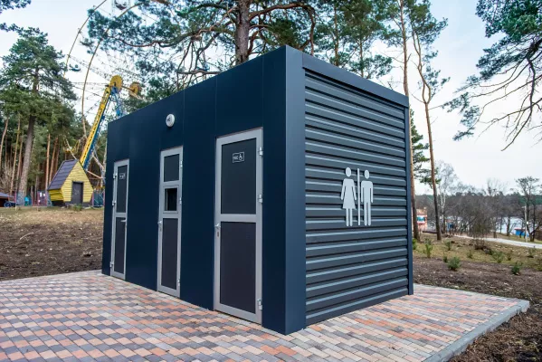 Bagno pubblico prefabbricato antracite su pavimentazione in un parco