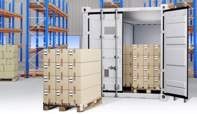 Container bianco aperto con pallet di scatole in un magazzino
