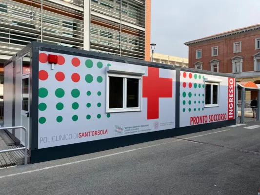 Ingresso del pronto soccorso modulare del Policlinico Sant'Orsola con croce rossa