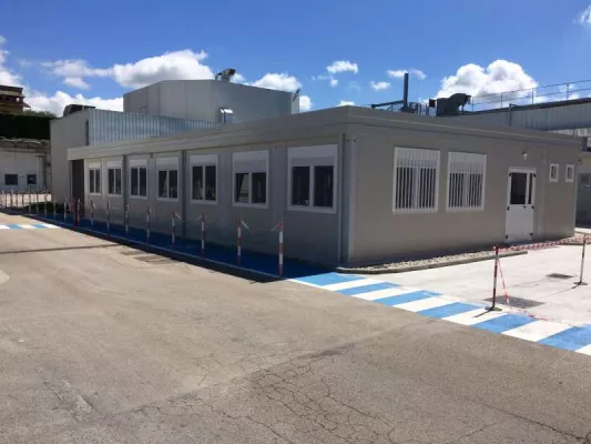 Blocco di uffici modulari a un piano in un impianto industriale