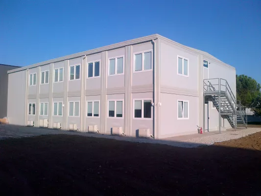 Palazzina di uffici modulari su due piani con scala metallica esterna