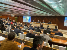 Platea di partecipanti in sala convegni durante un'assemblea pubblica