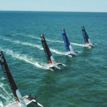 Imbarcazioni a vela in regata riprese dall'alto sul mare