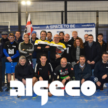 Gruppo di giocatori in posa su un campo da padel dopo il torneo